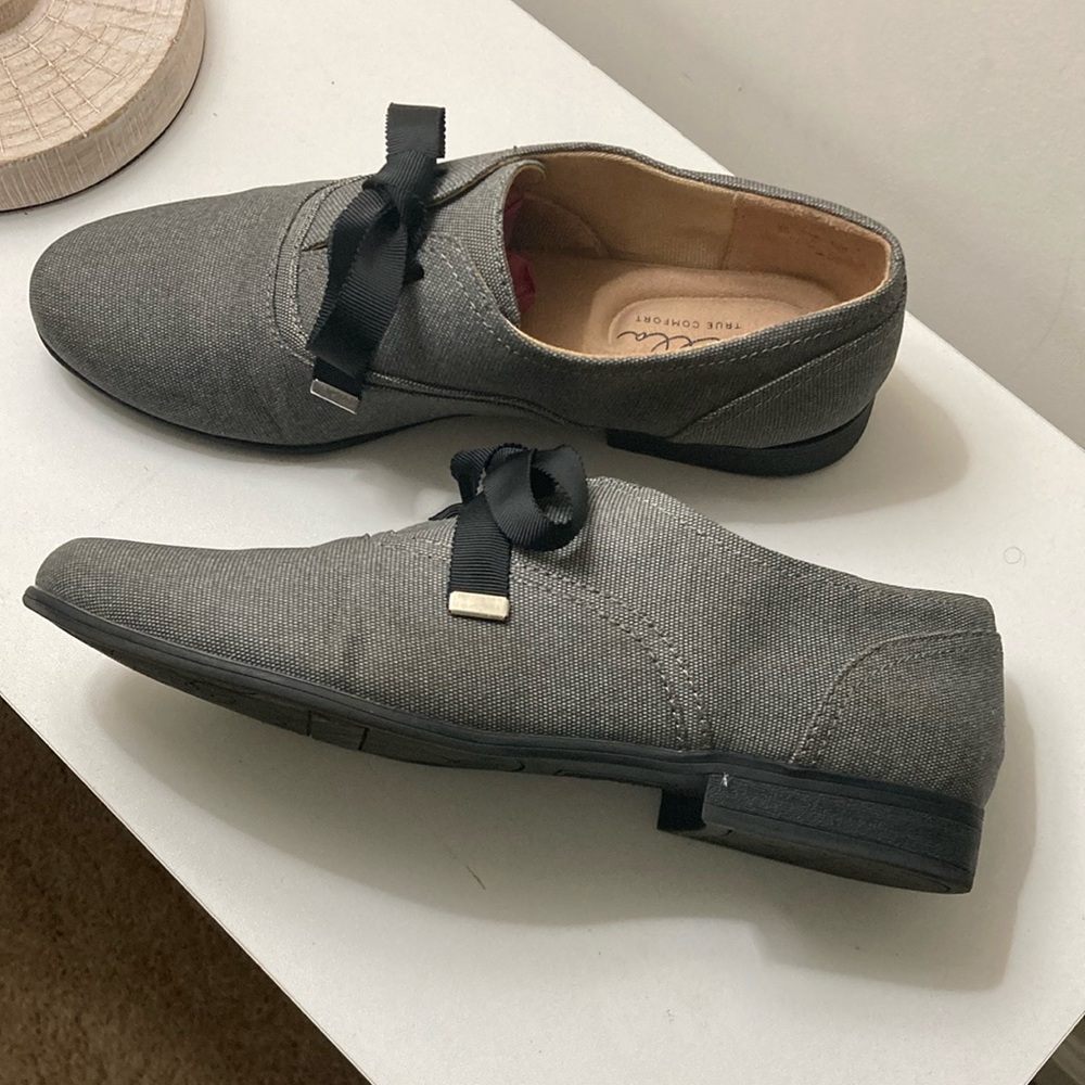 Chic Gray Lace-Up Flats, Oxfords, size 9